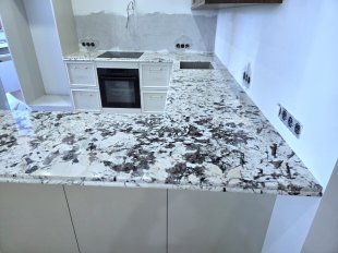 Столешница в кухню из гранита Айсберг Вайт