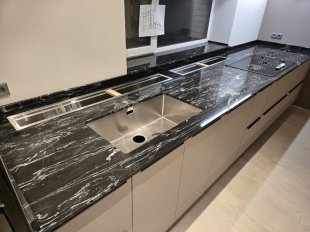 Столешница остров из гранита Парадизо Марквино / Paradiso Marquina