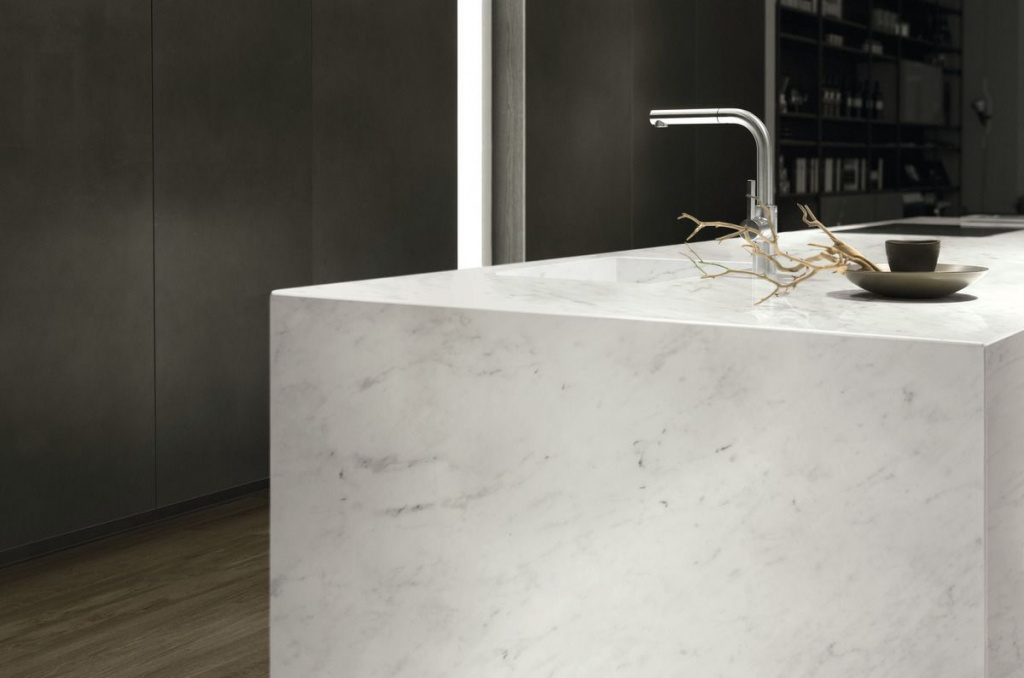Мрамор Bianco Carrara в интерьере в стиле хай-тек