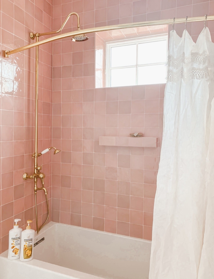 Розовая плитка в ванной
