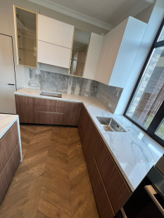 Столешница - остров из кварцевого агломерата Avant. Калакатта Аррас