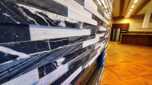 Камин из мрамора