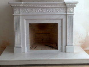 Камин из мрамора Бианко Ибица Экстра