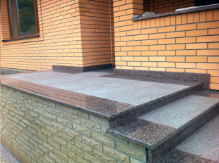 Ступени из гранита Bella White и Imperial Red (Jaipur)