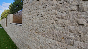 Стена из колотого  дагестанского Доломита Гранада Беж