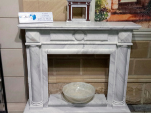 Камин из мрамора Бьянко Каррара С Экстра