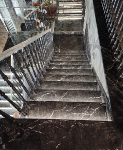 Лестница из мрамора  Гриджио Карнико / Grigio Carnico