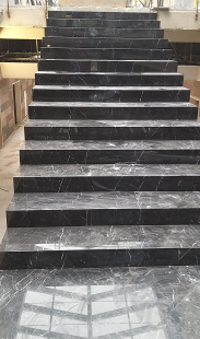 Лестница из мрамора Неро Маркина