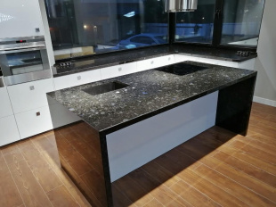 Столешница-остров из лабрадорита Volga Blue