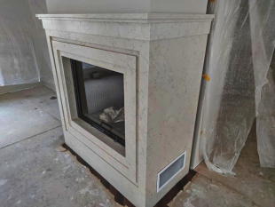 Камин из мрамора Бьянко Перлино