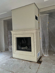 Камин из мрамора Бьянко Перлино