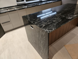 Столешница остров из гранита Парадизо Марквино / Paradiso Marquina