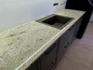 Столешница из гранита Колониал Вайт (Colonial White)