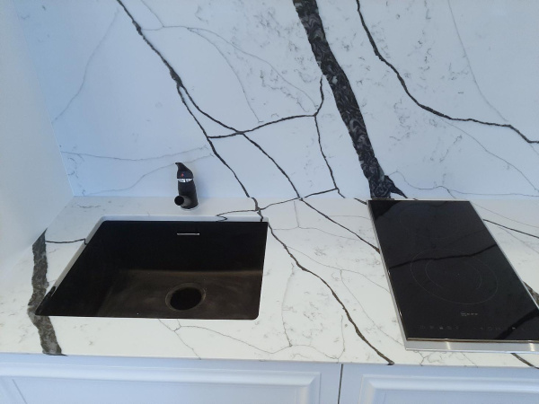 Столешница из кварцевого агломерата Avant Quartz Калакатта Аяччо 7300