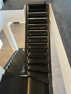 Ступени из кварца Primax 915 Dark Mist