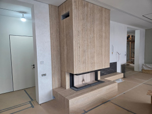 Каминный портал из травертина