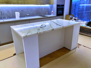 Столешница-остров из мрамора Бьянко Каррара С