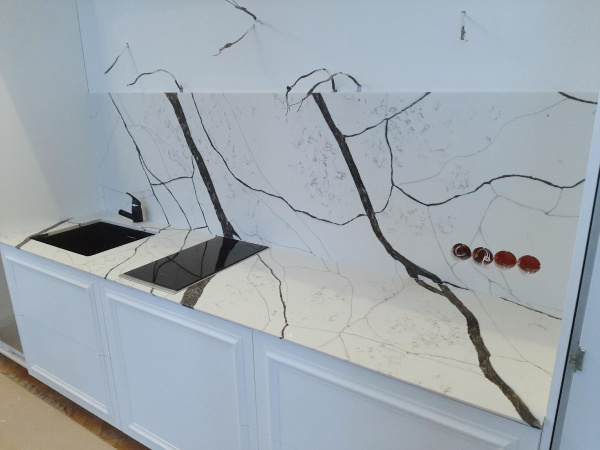 Столешница из кварцевого агломерата Avant Quartz Калакатта Аяччо 7300