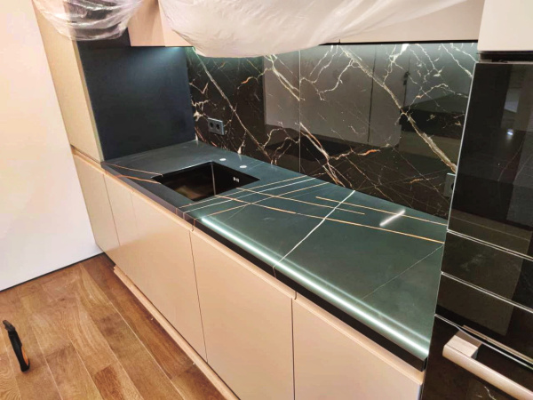 Столешница для кухни и остров из кварца Avant Калакатта 7700