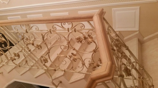 Лестница из мрамора Крема Марфил Экстра