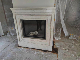 Камин из мрамора Бьянко Перлино