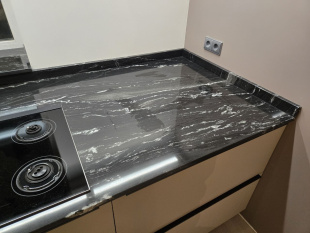 Столешница остров из гранита Парадизо Марквино / Paradiso Marquina