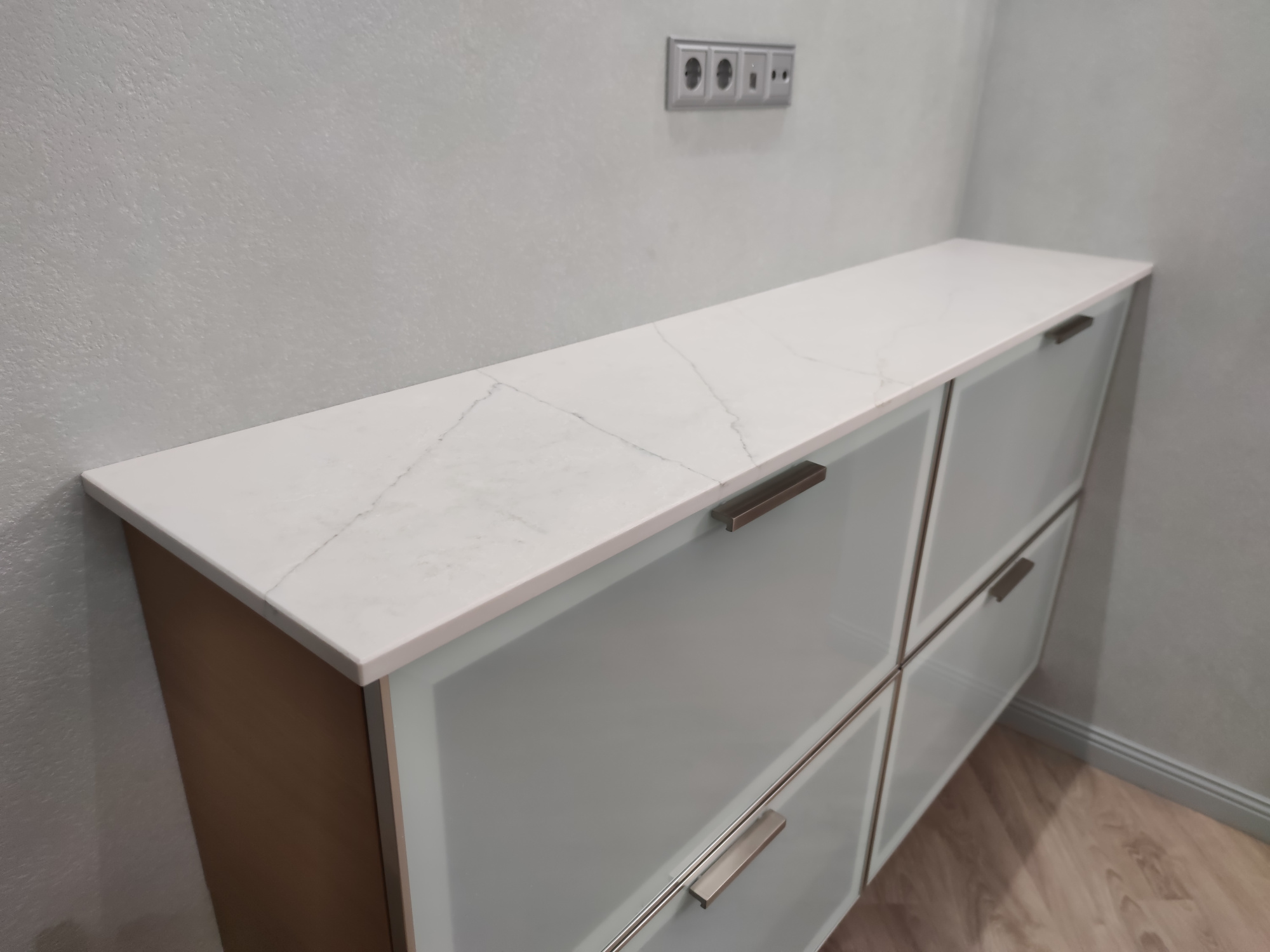 Столешница-остров для кухни из кварцевого агломерата Ницца Бланк 7980