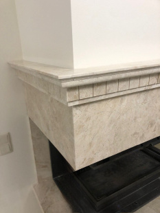 Камин из мрамора Крема Нова Экстра