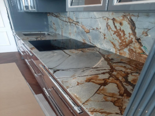 Столешница из кварцита Blue Roma