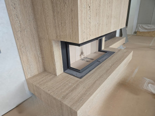 Каминный портал из травертина