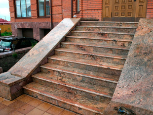 Входная группа из гранита Мультиколор Ред