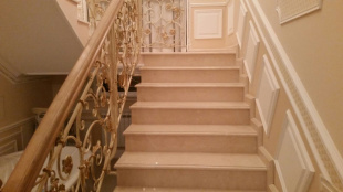 Лестница из мрамора Крема Марфил Экстра