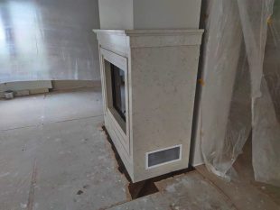 Камин из мрамора Бьянко Перлино