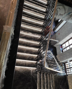 Лестница из мрамора  Гриджио Карнико / Grigio Carnico