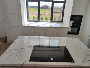 Столешница - остров из кварцевого агломерата Vicostone Diamante