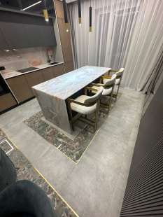 Столешница - остров из кварцита Quarzo Rosa