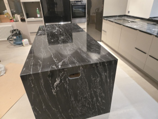 Столешница остров из гранита Парадизо Марквино / Paradiso Marquina