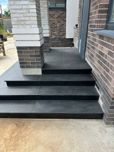 Ступени из гранита Абсолют Блэк