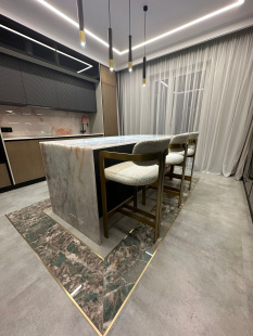 Столешница - остров из кварцита Quarzo Rosa