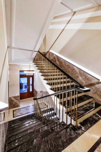 Лестница из мрамора Brown Marquina