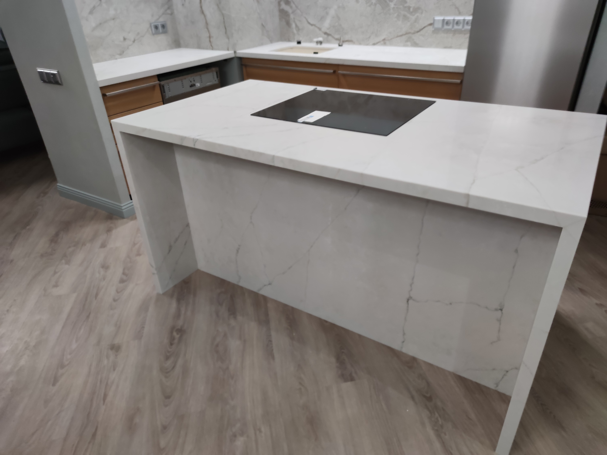 Столешница-остров для кухни из кварцевого агломерата Ницца Бланк 7980