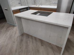 Столешница-остров для кухни из кварцевого агломерата Ницца Бланк 7980