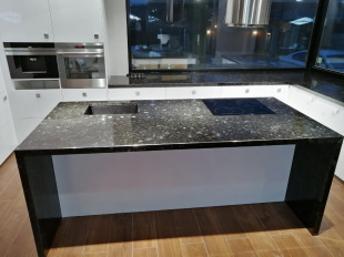 Столешница-остров из лабрадорита Volga Blue