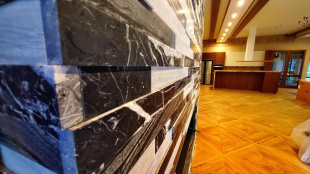 Камин из мрамора