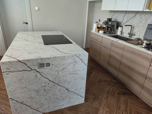 Столешница - остров из кварцевого агломерата Vicostone Diamante