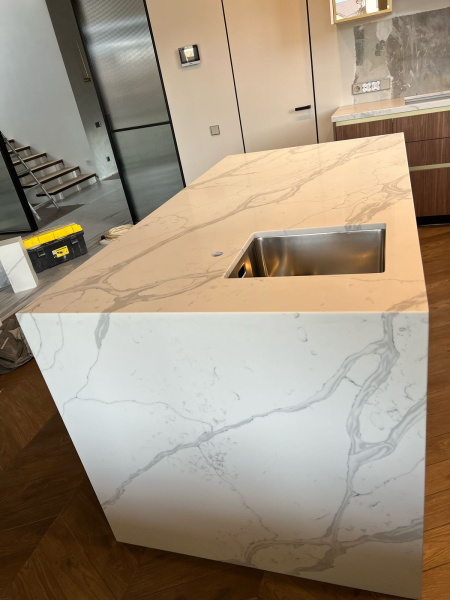 Столешница - остров из кварцевого агломерата Avant. Калакатта Аррас