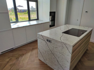 Столешница - остров из кварцевого агломерата Vicostone Diamante