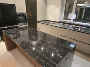 Столешница остров из гранита Парадизо Марквино / Paradiso Marquina