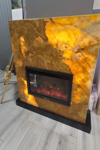Камин из оникса Orange и гранита Black Galaxy