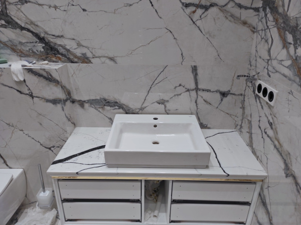 Столешница в ванную из кварца Калакатта Аяччо